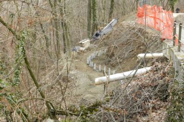 Intervento di ingegneria naturalistica con micropali, contenimento movimento franoso e messa in sicurezza della scarpata sul Chiamogna in Strada Comba, località Vigna Nuova