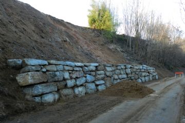Realizzazione scogliere per contenimento movimenti franosi in due punti di Strada Rivà 