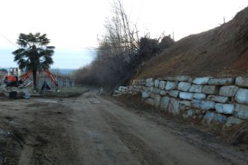 Realizzazione scogliere per contenimento movimenti franosi in due punti di Strada Rivà 