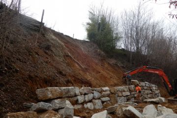 Realizzazione scogliere per contenimento movimenti franosi in due punti di Strada Rivà