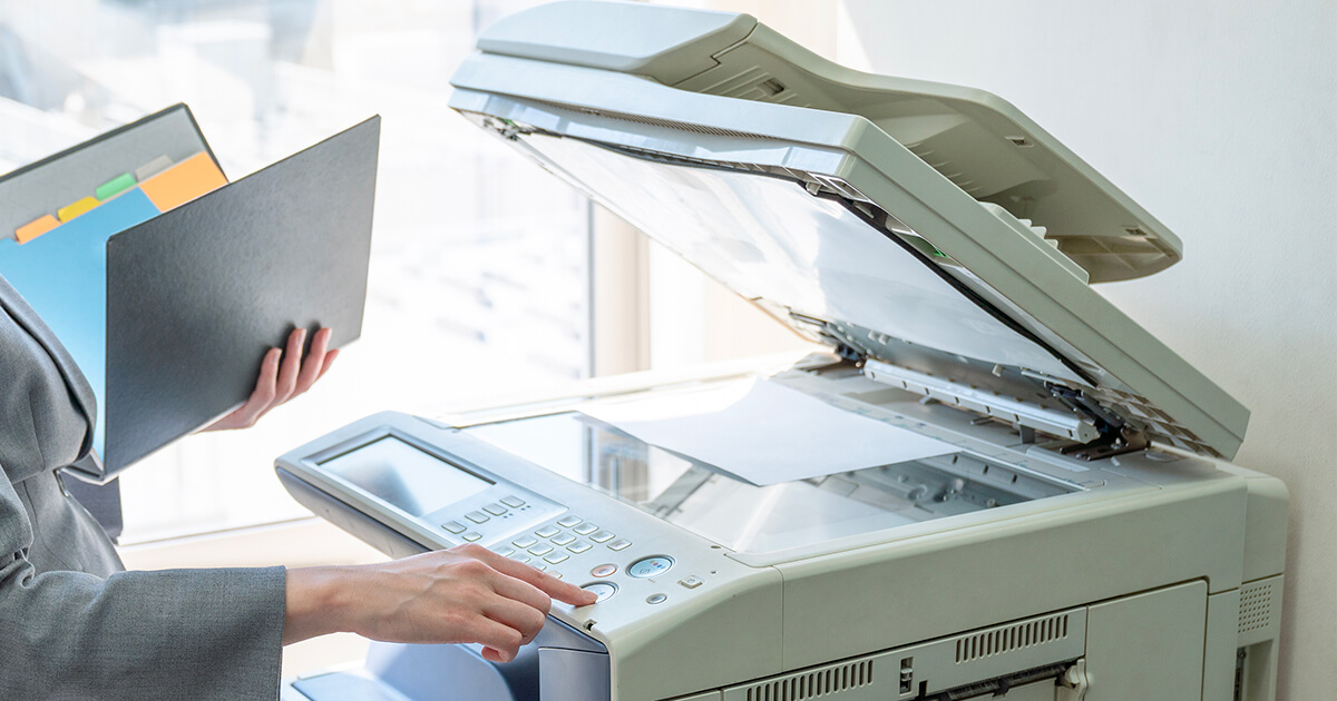 Lavoratrice intenta ad effettuare delle fotocopie