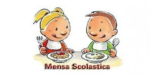 Due bambini seduti ad un tavolo con forchetta e cucchiaio in mano che stanno per mangiare un piatto di pasta.