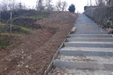 Proseguono, a cura di una nuova ditta incaricata, i lavori per la riqualificazione della scalinata e dell'area