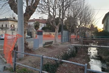 Realizzazione scogliera e ringhiera parapetto lungo il canale comunale
