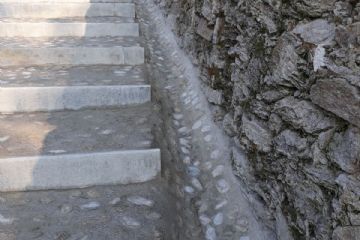 Proseguono, a cura di una nuova ditta incaricata, i lavori per la riqualificazione della scalinata e dell'area