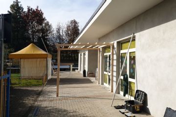 Installazione pensiline presso la scuola dell'infanzia per facilitare le operazioni di ingresso-uscita dei bambini nel rispetto dei protocolli anti-Covid