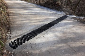 Interventi di potenziamento rete di raccolta acque meteoriche lungo Strada Canavero (fondi PMO), a cura della ditta ATE di Bricherasio.