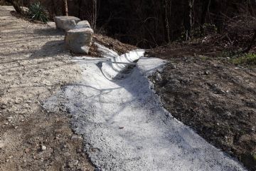 Interventi di potenziamento rete di raccolta acque meteoriche lungo Strada Canavero (fondi PMO), a cura della ditta ATE di Bricherasio.