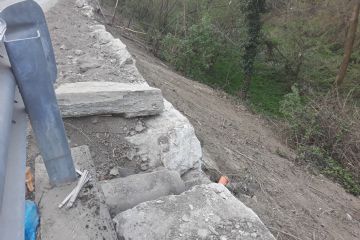 Realizzazione scogliera e raccolta delle acque a protezione della strada, in località Ricun. 