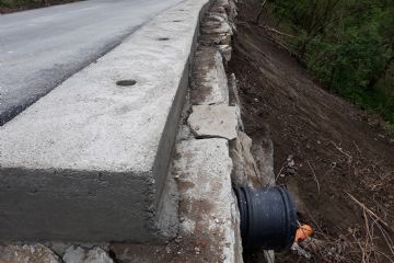 Realizzazione scogliera e raccolta delle acque a protezione della strada, in località Ricun. 