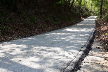 Asfaltatura del tratto alto di pista che conduce alla borgata di Strada Canavero-Rivoira 