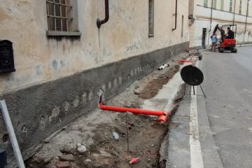 Durante l'estate 2021 proseguono i lavori di rifacimento della rete di marciapiedi lungo Via Vittorio Emanuele II, nel tratto compreso fra P.za S.Maria ed il cimitero, con l'obiettivo di riqualificare l'ingresso del paese sul quale si affacciano i palazzi Calleri-Cacherano, Ricca di Castelvecchio e Barberis.