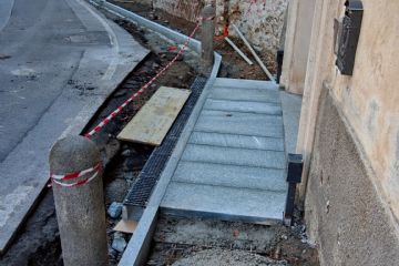Durante l'estate 2021 proseguono i lavori di rifacimento della rete di marciapiedi lungo Via Vittorio Emanuele II, nel tratto compreso fra P.za S.Maria ed il cimitero, con l'obiettivo di riqualificare l'ingresso del paese sul quale si affacciano i palazzi Calleri-Cacherano, Ricca di Castelvecchio e Barberis.