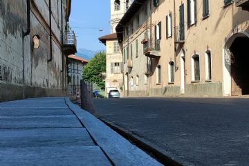 Durante l'estate 2021 proseguono i lavori di rifacimento della rete di marciapiedi lungo Via Vittorio Emanuele II, nel tratto compreso fra P.za S.Maria ed il cimitero, con l'obiettivo di riqualificare l'ingresso del paese sul quale si affacciano i palazzi Calleri-Cacherano, Ricca di Castelvecchio e Barberis.