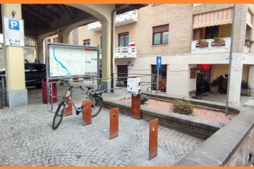 Nell'ambito del progetto sovracomunale Upslowtour installazione di colonnine per ricarica e-bike e ciclototem in P.za S.Maria e parcheggio Belvedere
