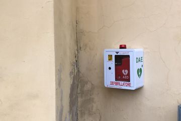 Nuovo dispositivo DAE installato presso la frazione Cappella Moreri, frutto di iniziativa benefica a cura della Croce Verde di Bricherasio