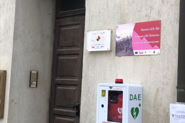 Nuovo dispositivo DAE installato presso la frazione San Michele, frutto di iniziativa benefica a cura della Croce Verde di Bricherasio