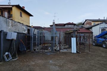 Proseguono le opere di ristrutturazione e recupero dei vecchi edifici del cortile municipale e dei locali sede delle associazioni (Via Brignone)