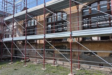 Proseguono le opere di ristrutturazione e recupero dei vecchi edifici del cortile municipale e dei locali sede delle associazioni (Via Brignone)