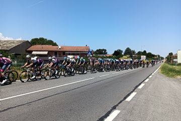 Passaggio a Bricherasio (domenica 22/6/2025) del Giro d'Italia NEXT GEN under 23
