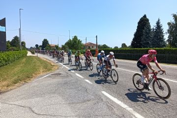 Passaggio a Bricherasio (domenica 22/6/2025) del Giro d'Italia NEXT GEN under 23