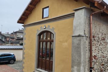 Conclusione lavori di completa ristrutturazione dei fabbricati dei due cortili municipali di Via Brignone (sala musica, centro anziani, locali associativi) con realizzazione di una nuova sala polifunzionale, rimesse per i mezzi comunali, wc e spogliatoio per operai comunali, nuova centrale termica ed impianto fotovoltaico.