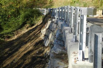 Lavori di messa in sicurezza della massicciata di Strada S.Caterina con posa nuovi guard-rail 