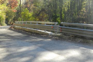 Lavori di messa in sicurezza della massicciata di Strada S.Caterina con posa nuovi guard-rail 