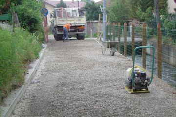 Rifacimento raccolta delle acque, parapetto e fondo in ghiaia di Strada Canal