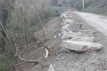 Realizzazione scogliera e raccolta delle acque a protezione della strada, in località Ricun. 