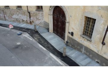 Durante l'estate 2021 proseguono i lavori di rifacimento della rete di marciapiedi lungo Via Vittorio Emanuele II, nel tratto compreso fra P.za S.Maria ed il cimitero, con l'obiettivo di riqualificare l'ingresso del paese sul quale si affacciano i palazzi Calleri-Cacherano, Ricca di Castelvecchio e Barberis.