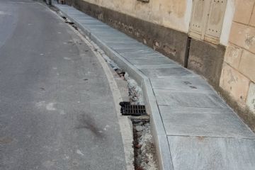 Durante l'estate 2021 proseguono i lavori di rifacimento della rete di marciapiedi lungo Via Vittorio Emanuele II, nel tratto compreso fra P.za S.Maria ed il cimitero, con l'obiettivo di riqualificare l'ingresso del paese sul quale si affacciano i palazzi Calleri-Cacherano, Ricca di Castelvecchio e Barberis.