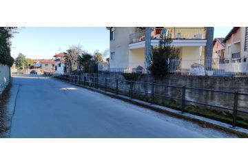 Installazione ringhiera protettiva lungo il canale in Via Campiglione