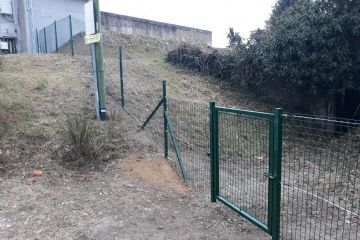 Realizzazione recinzione fra la scalinata, la vasca acquedotto e la chiesa