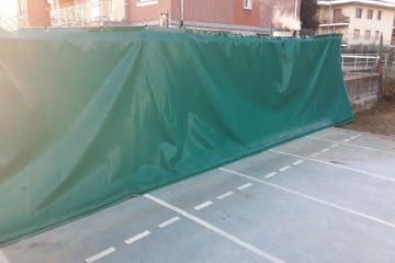 Installazione materassi protezione pista di atletica