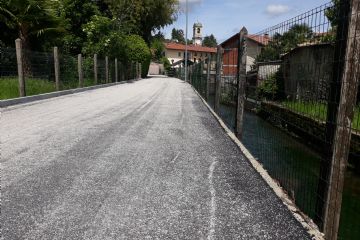 Intervento di riqualificazione di Strada Canal, con consolidamento dell'antico ponte, asfaltatura del tratto viario, rifacimento del fondo del tratto pedonale, potenziamento dell'illuminazione pubblica e della rete di raccolta delle acque.