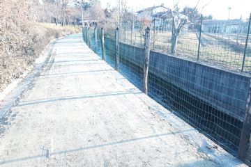 Intervento di riqualificazione di Strada Canal, con consolidamento dell'antico ponte, asfaltatura del tratto viario, rifacimento del fondo del tratto pedonale, potenziamento dell'illuminazione pubblica e della rete di raccolta delle acque.