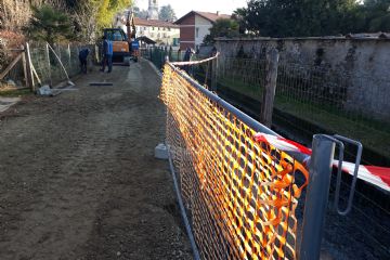 Intervento di riqualificazione di Strada Canal, con consolidamento dell'antico ponte, asfaltatura del tratto viario, rifacimento del fondo del tratto pedonale, potenziamento dell'illuminazione pubblica e della rete di raccolta delle acque.