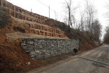 Interventi di messa in sicurezza con gabbionate e palificate lungo Strada Rivà