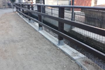 Intervento di riqualificazione di Strada Canal, con consolidamento dell'antico ponte, asfaltatura del tratto viario, rifacimento del fondo del tratto pedonale, potenziamento dell'illuminazione pubblica e della rete di raccolta delle acque.