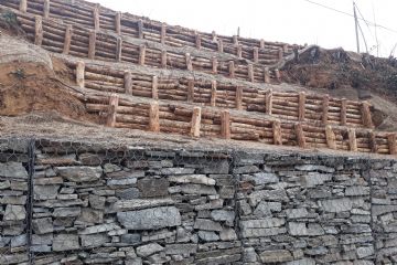 Interventi di messa in sicurezza con gabbionate e palificate lungo Strada Rivà