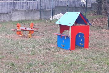 Installazione di alcuni nuovi arredi (panchine, sabbiera) e giochi presso le aree verdi esterne della scuola dell'infanzia