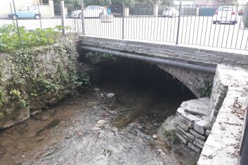 Installazione ringhiera presso piazzetta "Mollineris" e pulizia tratto coperto del canale