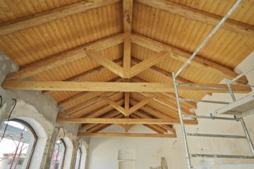 Proseguono le opere di ristrutturazione e recupero dei vecchi edifici del cortile municipale e dei locali sede delle associazioni (Via Brignone)