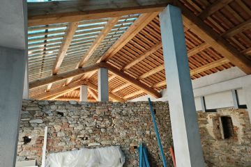 Proseguono le opere di ristrutturazione e recupero dei vecchi edifici del cortile municipale e dei locali sede delle associazioni (Via Brignone)