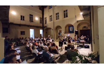 Concerto "La femme", dedicato alla musica francese al femminile, proposto nel cortile del municipio nell'ambito della "Semaine du francais 2024" (sabato 27/7).