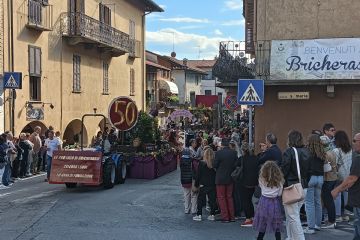 Sfilata carri, festa in paese