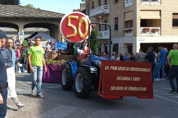 Sfilata carri, festa in paese