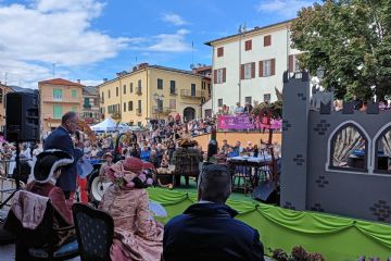 Sfilata carri, festa in paese