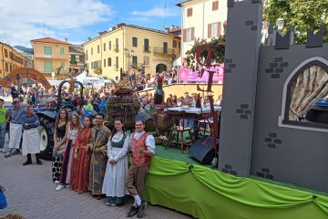 Sfilata carri, festa in paese